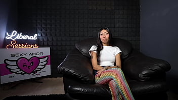 Bondage a chica petite de 19 años es amarrada con cinta y amordazada