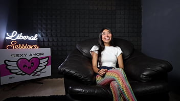 Bondage a chica petite de 19 años es amarrada con cinta y amordazada