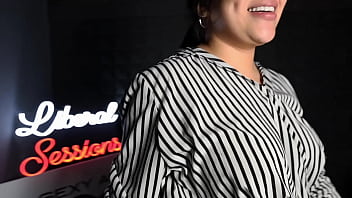 Bondage a chica petite de 19 años es amarrada con cinta y amordazada