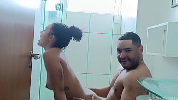 Chuveirinho do amor morena fudendo sem preservativo