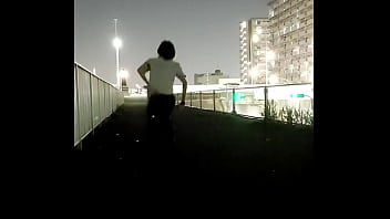 【女装もみじ】　橋の前の恥ずかしいお尻 thumbnail