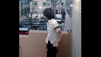 【女装もみじ】　橋の前の恥ずかしいお尻 thumbnail