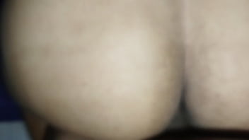 El hermano de mi marido llega a casa y estoy tan cachonda que lo convenzo de tener sexo y sentir su gran polla en mi estrecho coño