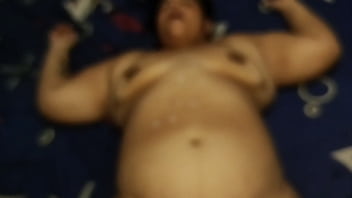 El hermano de mi marido llega a casa y estoy tan cachonda que lo convenzo de tener sexo y sentir su gran polla en mi estrecho coño