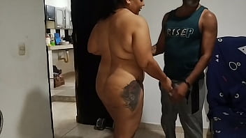 El hermano de mi marido llega a casa y estoy tan cachonda que lo convenzo de tener sexo y sentir su gran polla en mi estrecho coño