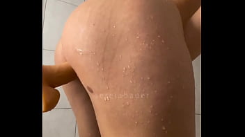 Loira gostosa do rabão mamando e sentando na pica no banho