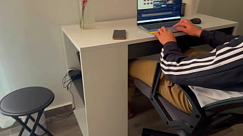 Rubia tetona saca la leche de la polla de su hermanastro