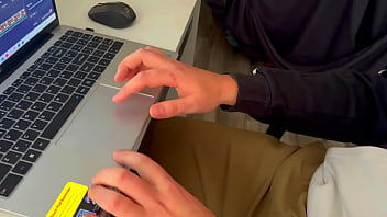 Rubia tetona saca la leche de la polla de su hermanastro