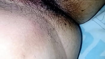 Novinha virgem se masturbando e gemendo