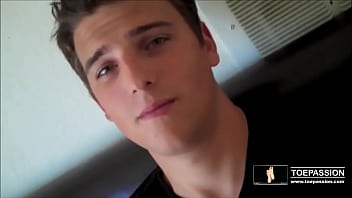 Hottie Shows His Big Feet thumbnail