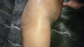 La tetona de mi hermanastra me succiona todo mi semen le lleno las tetas de leche