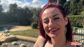 Sally et jade deux belles femmes aiment le sexe à trois