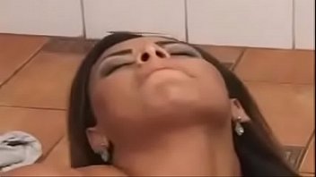 Comendo empregada rabuda na cozinha