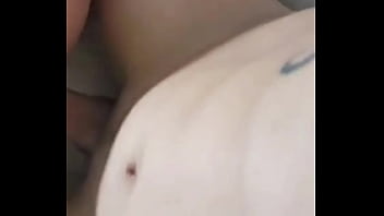 Não aguentei o tesão e gozei dentro da namorada do meu amigo gostosa com piercing na buceta creampie