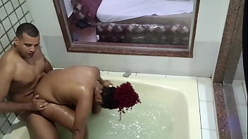 Primeira vez da morena na hidromassagem