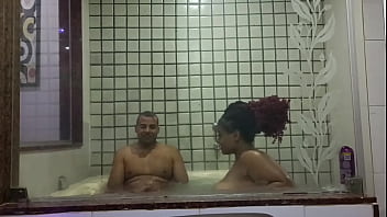 Primeira vez da morena na hidromassagem