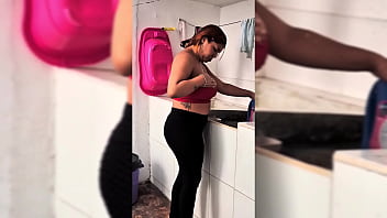 Contrato una empleada de limpieza y la muy zorra viene con leggins transparentes y un hilo