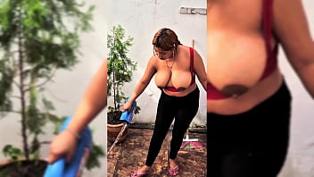 Contrato una empleada de limpieza y la muy zorra viene con leggins transparentes y un hilo
