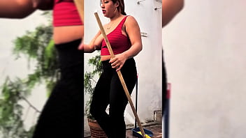 Contrato una empleada de limpieza y la muy zorra viene con leggins transparentes y un hilo