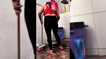 Contrato una empleada de limpieza y la muy zorra viene con leggins transparentes y un hilo