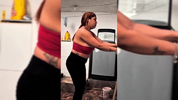 Contrato una empleada de limpieza y la muy zorra viene con leggins transparentes y un hilo