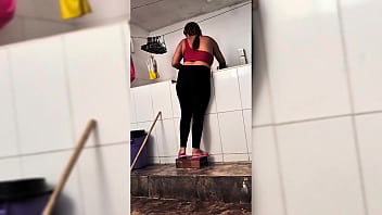 Contrato una empleada de limpieza y la muy zorra viene con leggins transparentes y un hilo