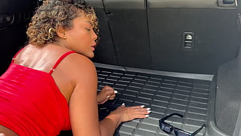 Milf ebony pide ser follada tetona latina recibe la enorme verga de un suertudo en su estrecho coño húmedo y la llena de leche