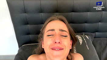 Sodomie très profonde elle se souviendra longtemps de sa première grosse bite dans le cul