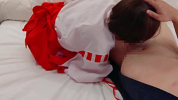 そんなところにに頭突っ込んでおマンコ舐められたら恥ずかしくてもっと感じちゃう ミニスカートのかわいい巫女さん 素人 中出し フェラ 女の子