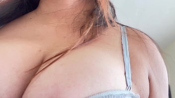 Hermosa chica con tetas ricas