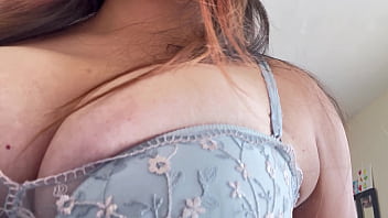 Hermosa chica con tetas ricas