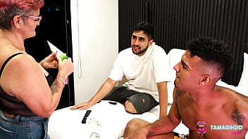 Abuela se hace pasar por vendedora de productos solo para coger