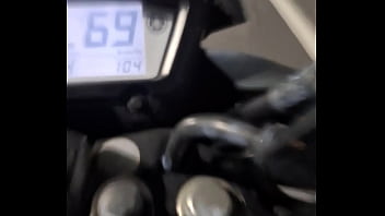 Parei a moto no beco e meti leite na buceta dela ali mesmo filha da puta gostosa