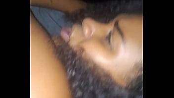 Parei a moto no beco e meti leite na buceta dela ali mesmo filha da puta gostosa