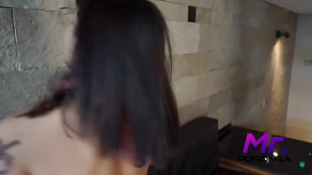 Latina entrego el culo con aceite a la polla grande de su amigo