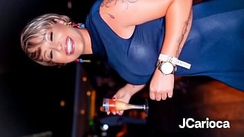 Fodeu com varios negros juntos que arrombaram a buceta dela