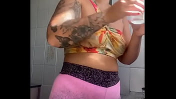 Mostrando minha buceta inchada na live