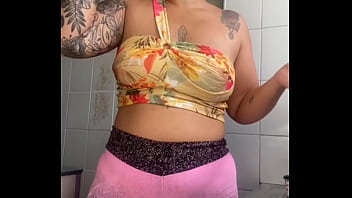 Mostrando minha buceta inchada na live