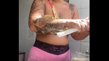 Mostrando minha buceta inchada na live