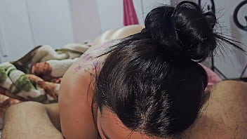 Judiando da garganta da esposa em uma garganta profunda hardcore