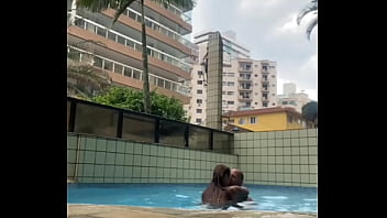 Ele ficou passando a rola dura em mim dentro da piscina