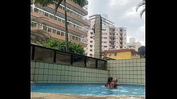 Ele ficou passando a rola dura em mim dentro da piscina