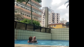 Ele ficou passando a rola dura em mim dentro da piscina