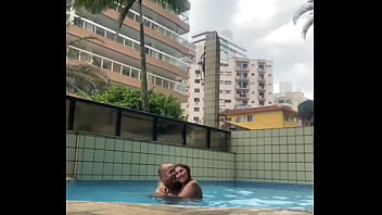 Ele ficou passando a rola dura em mim dentro da piscina