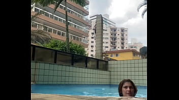 Ele ficou passando a rola dura em mim dentro da piscina