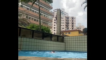 Ele Ficou Passando A Rola Dura Em Mim Dentro Da Piscina thumbnail