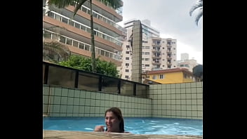 Ele ficou passando a rola dura em mim dentro da piscina