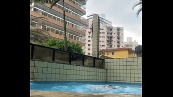 Ele ficou passando a rola dura em mim dentro da piscina