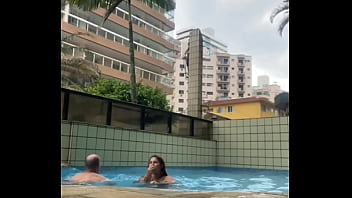 Ele ficou passando a rola dura em mim dentro da piscina
