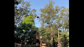 The guys play the rt game i want to play the bskt game every ball i put inos caras fazem rt game quero fazer o bskt ga